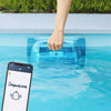 Robot piscina Zodiac Freedom OF 42 iQ in acqua, mano lo solleva. Smartphone con app iAquaLink.